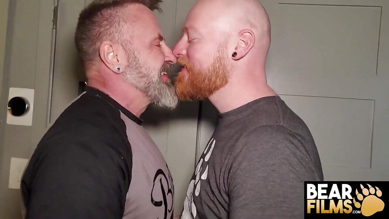 Bearfilms tetovirani medved Mark Angelo klizi tvrdi kurac logan Stenli