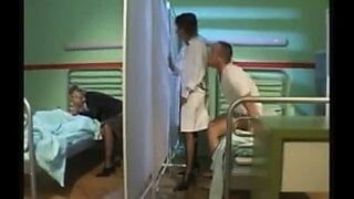 Pielęgniarka otwiera gorący 4-drożny szpital