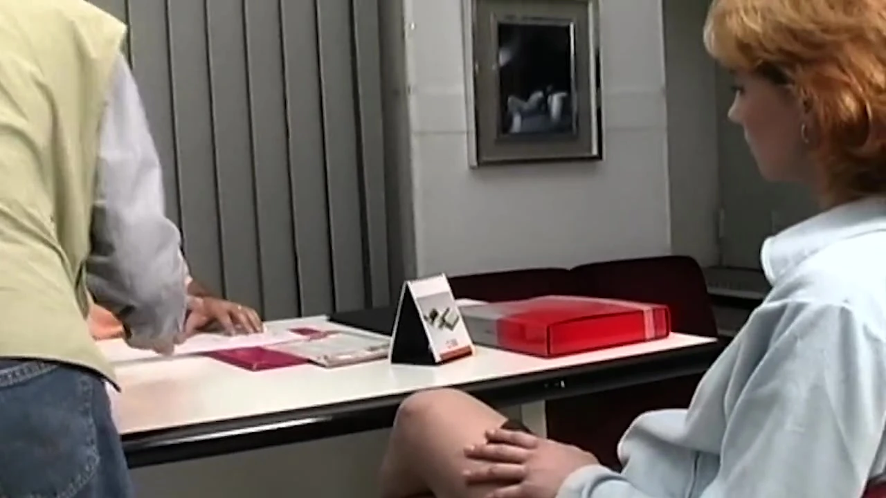Azgın orta yaşlı seksi kadının kıllı amcığı esnetiliyor ve zonklayan yarakla dolu