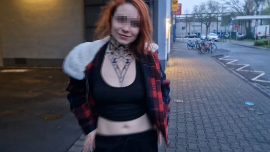 Openbaar vluggertje met een Duits meisje na een kroegentocht