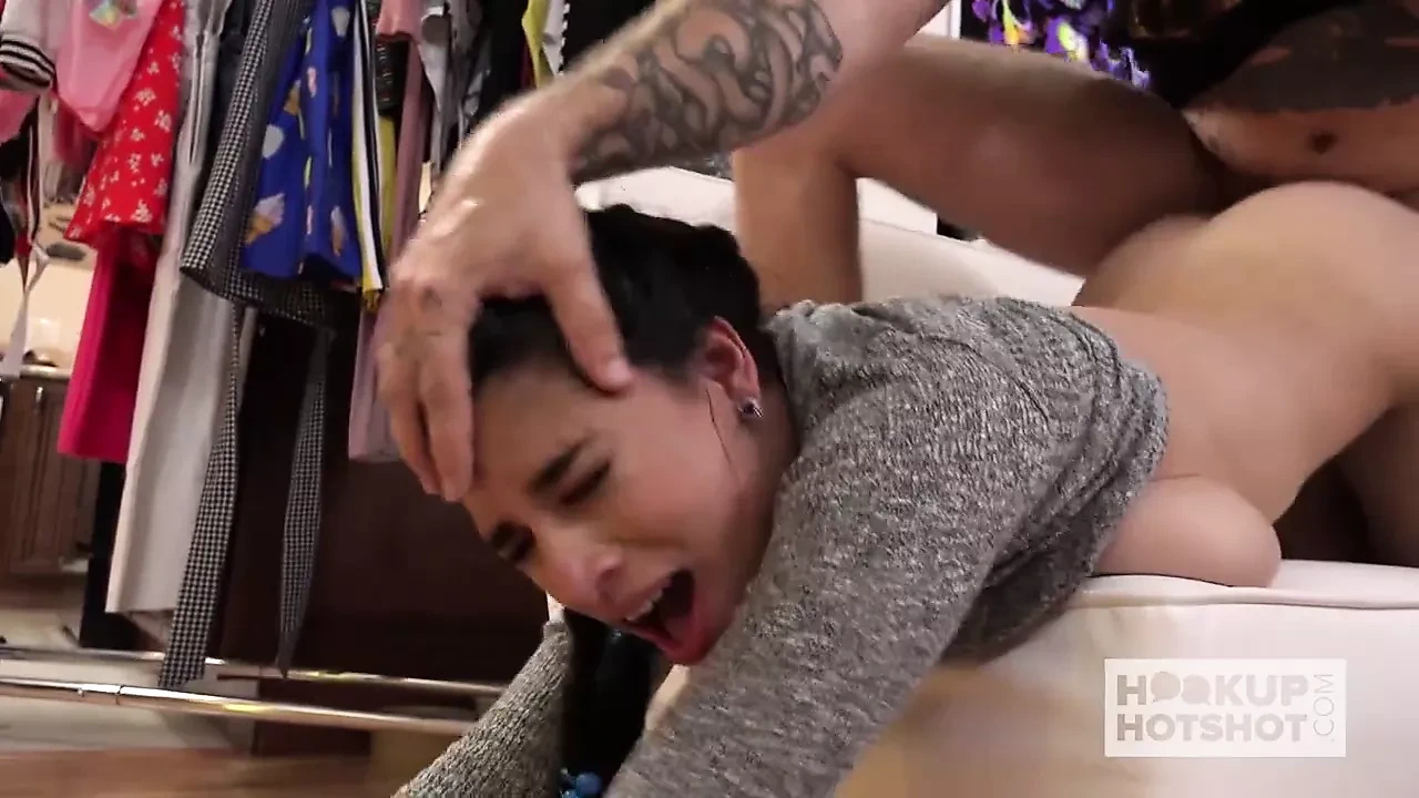 放荡的拉丁少女被约会对象摧毁