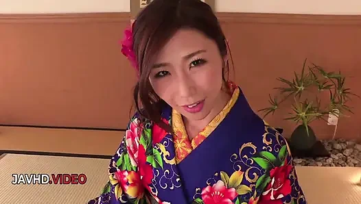 Ayumi Shinoda kamerada baştan çıkarıcı kimono giyerken harika sakso çekiyor