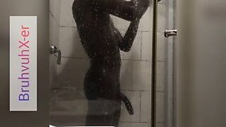 Zabawa pod prysznicem z dużym czarnym kutasem