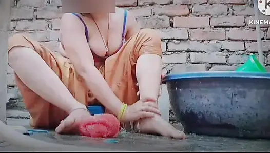 Nettes weiches heißes sexy video-dorf heißes mädchen badet