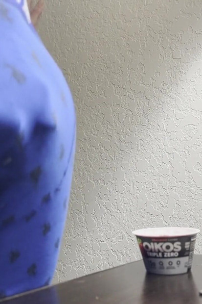 用手指抽插我的菊花，把酸奶抹进我的小穴