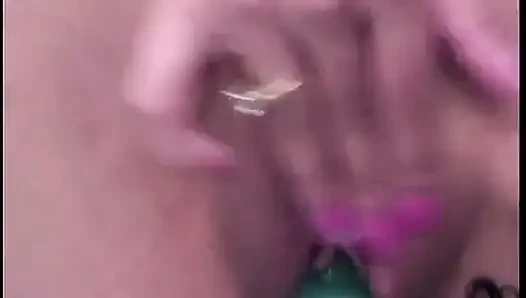 Azgın esmer dudaklarını uzun bir vibratöre sarıyor