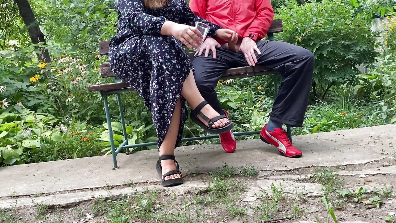 Madrasta ordenha meu pau ao ar livre no parque
