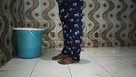 Indian tamil hot wife saranya bath show