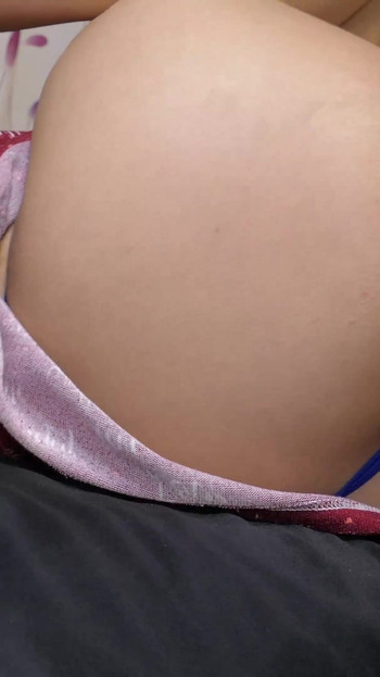 Ključni trenutak iz "UZBUDLJIVOG ANALNOG KRUPNOG PLANA POLUSESTRE, SVRŠAVANJE U NJEZINU GUZU"