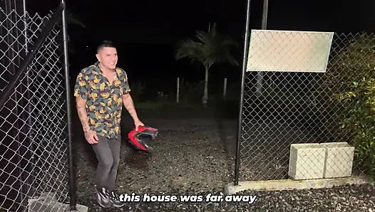 Грудастая милфа-брюнетка в конечном итоге занимается сексом с ее лучшей подругой после многих лет друг - я люблю ее трансформацию!