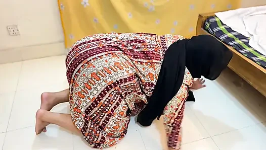 Mısırlı güzel büyük götlü düzgün vücutlu Müslüman ateşli üvey anne yatağın altına sıkıştıktan sonra benden anal sikiş istiyor!