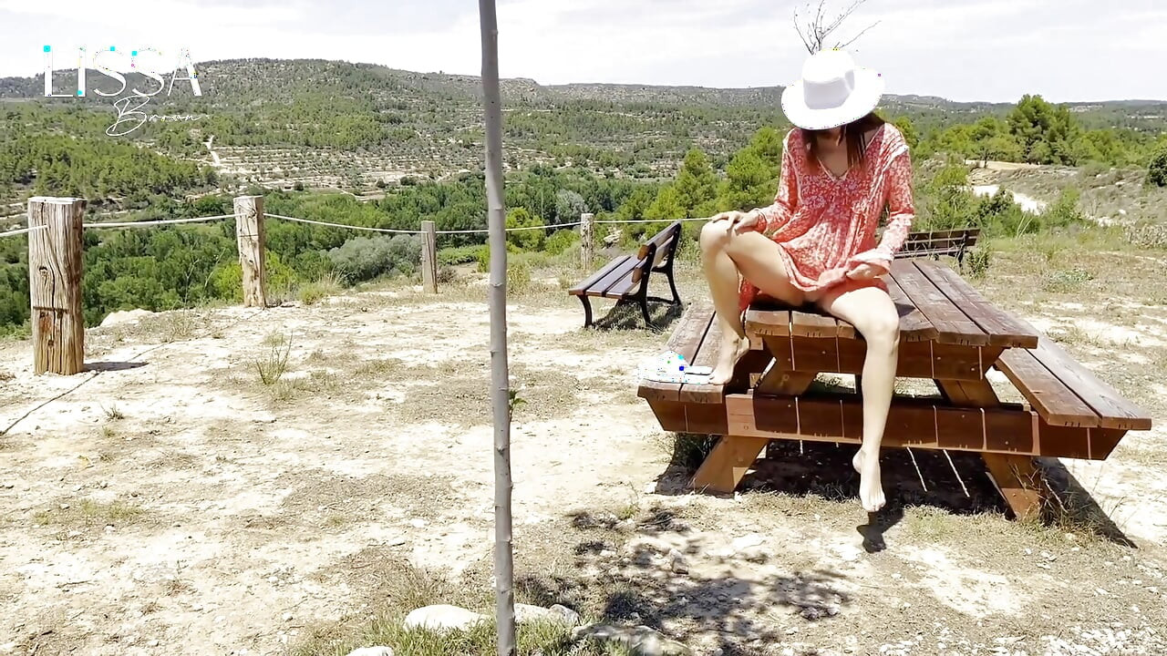 Υγρό φόρεμα στο ποτάμι + αυνανισμός + επιδειξιομανία