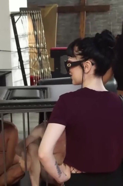 Tiga awek femdom mahu menghukum hamba mereka