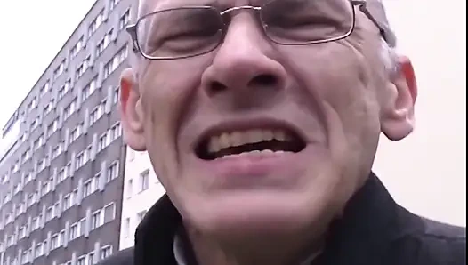 Schwanz-besessene schlampe lutscht und fickt nonstop