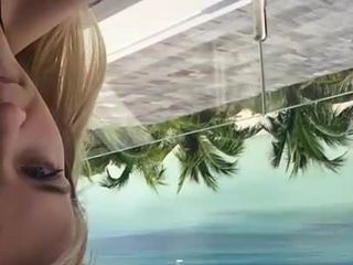 Reese Witherspoon na varanda em top de biquíni