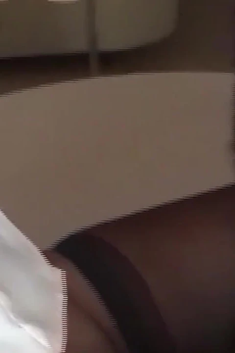 Office MILF låter främlingen använda sina bröst för att rycka av och slå hennes ryck