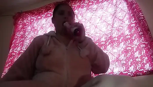 Красивая латина мастурбирует свою мокрую киску