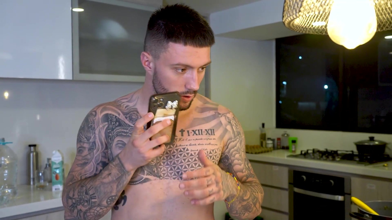 18 岁的哥伦比亚继妹趁父母不在的时候操她姐夫的绿帽奴！Naty delgado和rauls Bud