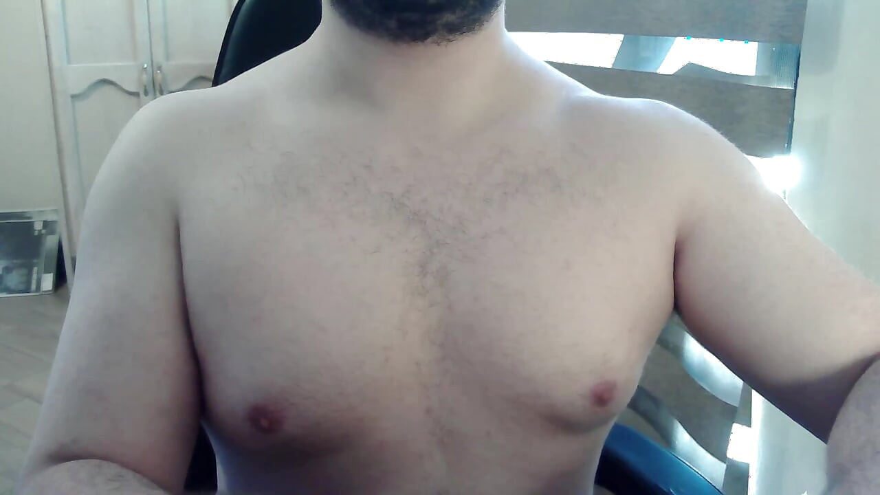 Muscular camboy works out his upper body