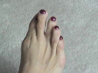 Enfermeira Lynn madura com pés sensuais e dedos longos
