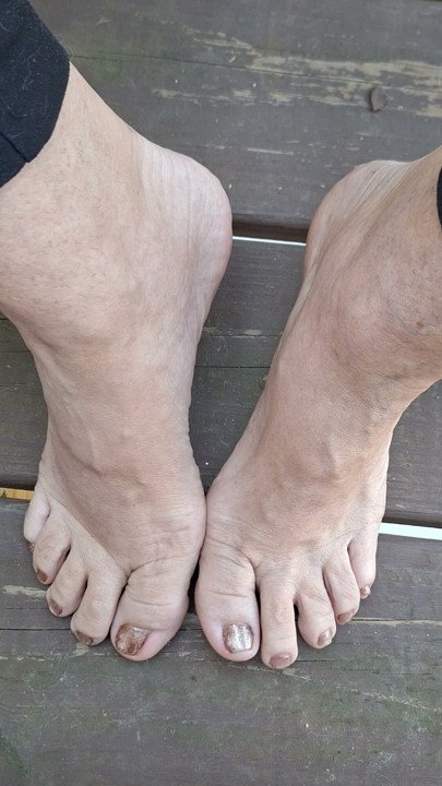 Neighbors' cute little pedicured toes