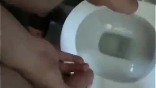 Amatör erkekler birlikte işiyor ve birbirlerinin yarağını tutuyor