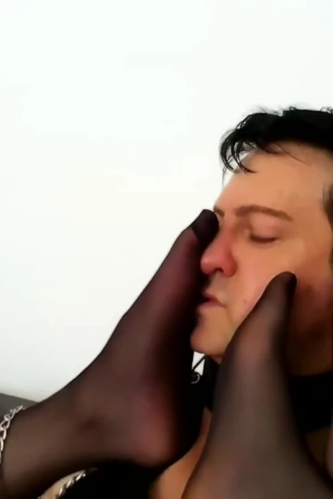 You like feet, you foot freak?