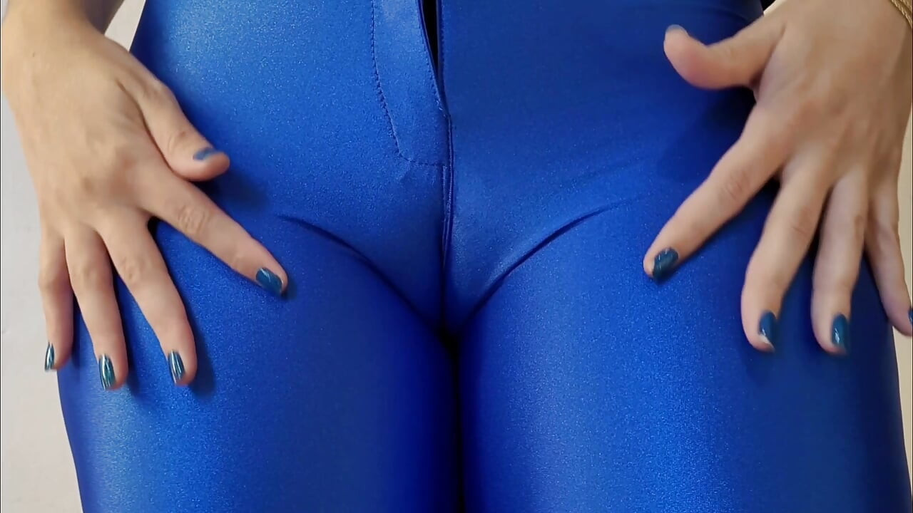 Hot big ass in leggings showing hairy cameltoe