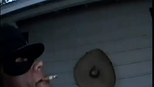 Уродливая лесбуха Raquel в черном латексном наряде заставляет чувака лизать ее большой бутон удовольствия и потчевал его большим страпоном