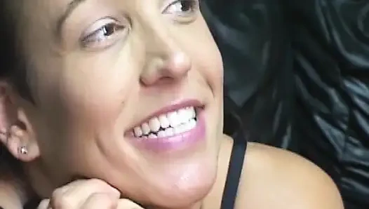 Крошку-брюнетку пальцами во время встречи в бурном любительском видео