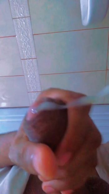 Une grande ejaculation dans la douche après une bonne branlette