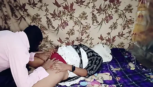 Вызывает молодую девушку друга домой и жестко трахает ее