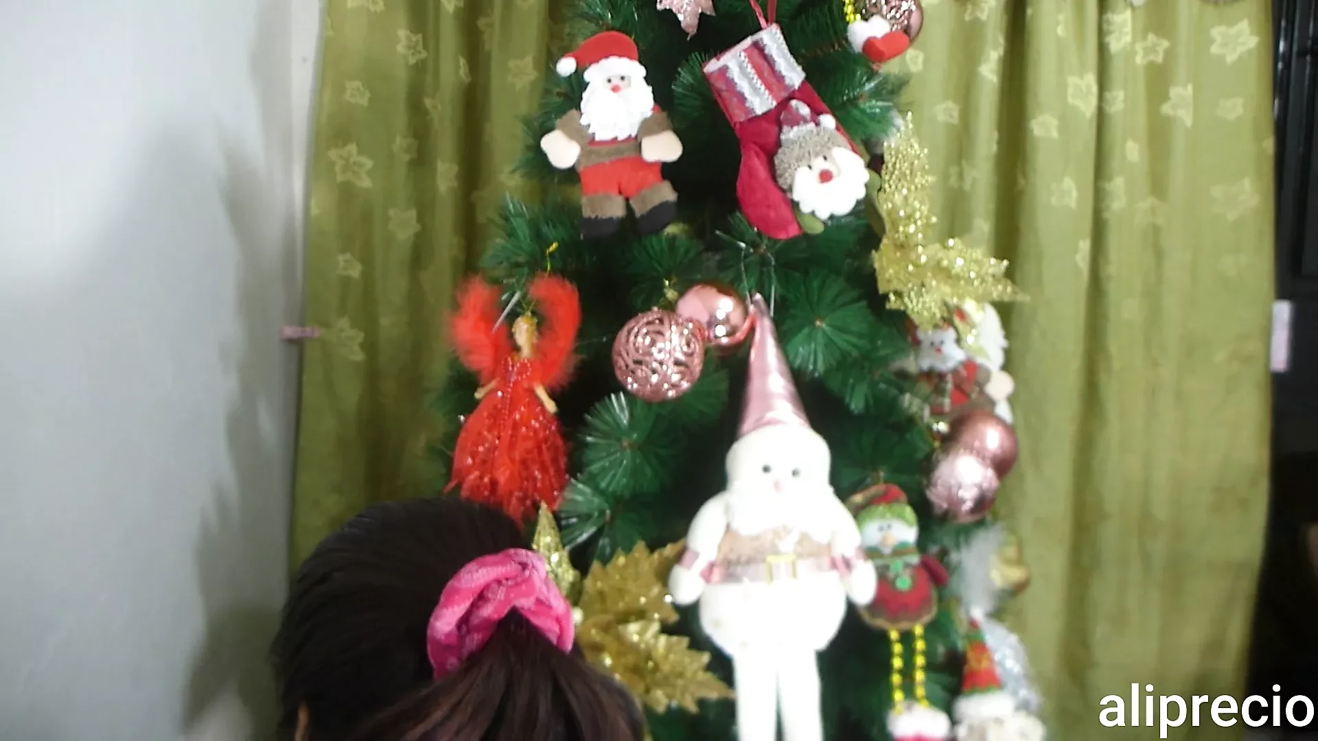 Un cul latina reçoit une énorme dose de sperme à côté du sapin de Noël