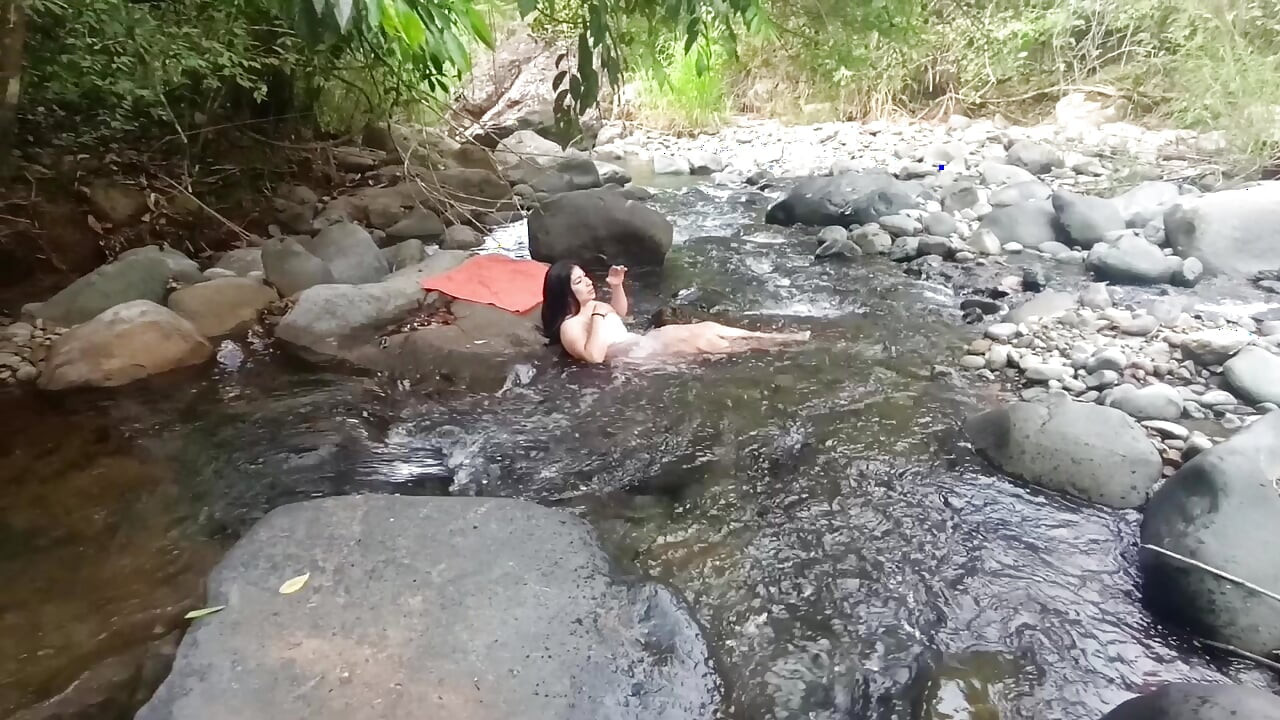 ERSTER TEIL. sie treffen sich im Fluss und sie ficken meinen Arsch .. SEX IM WALD