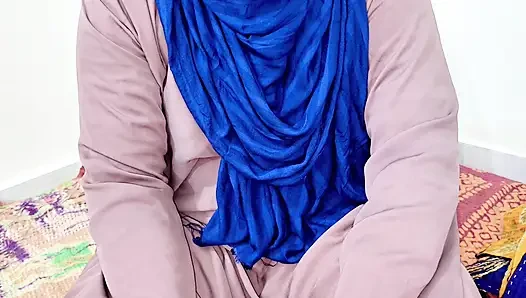Aku memuaskan hasrat seksual tante tiriku.