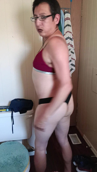 玩弄我穿著栗色和黑色服裝晃動的臀部。這是我的第二套錯配服裝。Lmk 怎麼看這套衣服？