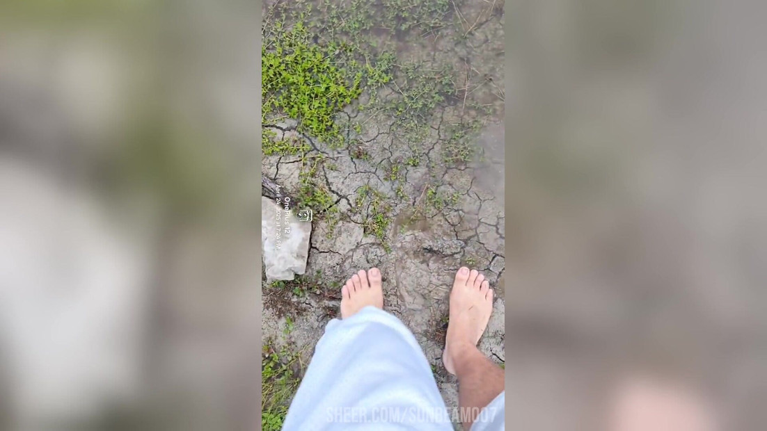 Picioarele goale se joacă în noroi