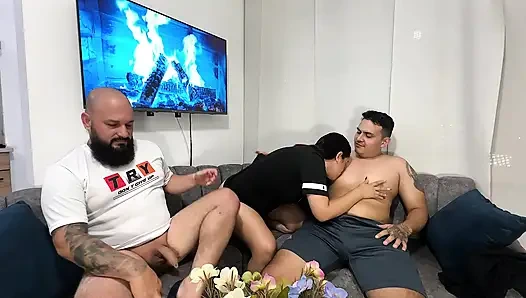 Aku ingin menyenangkan semua penggemarku dengan apa yang mereka cintai jadi aku membuat threesome kaya - porno en español