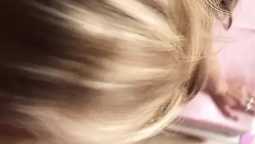 ich lutschte seinen schwanz und fickte mich tief in den hals