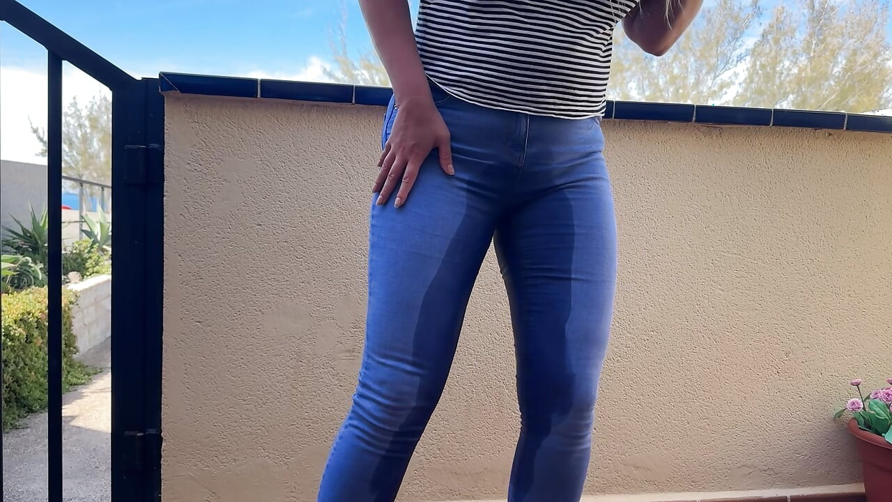 Desperate jeans pee wetting outdoor