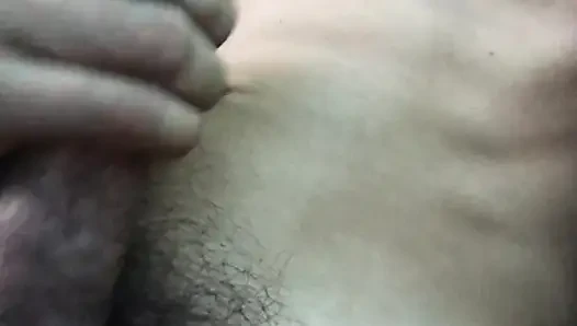 Bakış açısı büyük yarak boşalması yakın çekim arabada tek başına erkek mastürbasyonu
