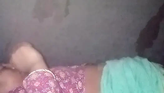 Hintli evli kadın kocası tarafından sikiliyor