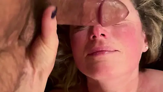 Tante seksi rambut pirang dengan toket besar dicrot di muka banyak banget