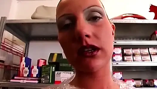 Plastik sarılmış sürtük parlak filmle genişliyor