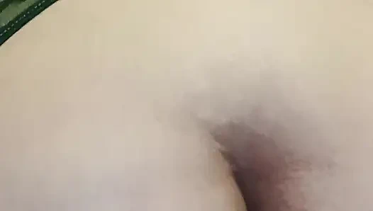 İri güzel kadın kassız iç çamaşırlı büyük kalın dildoya biniyor