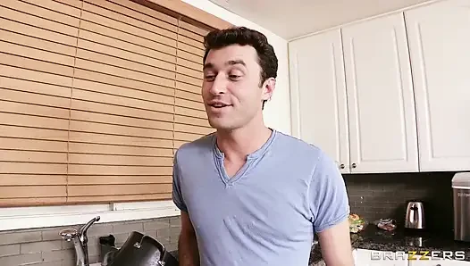 Üvey anneler kontrolde - üvey oğul uzaktayken orta yaşlı seksi kadınlar oynayacak