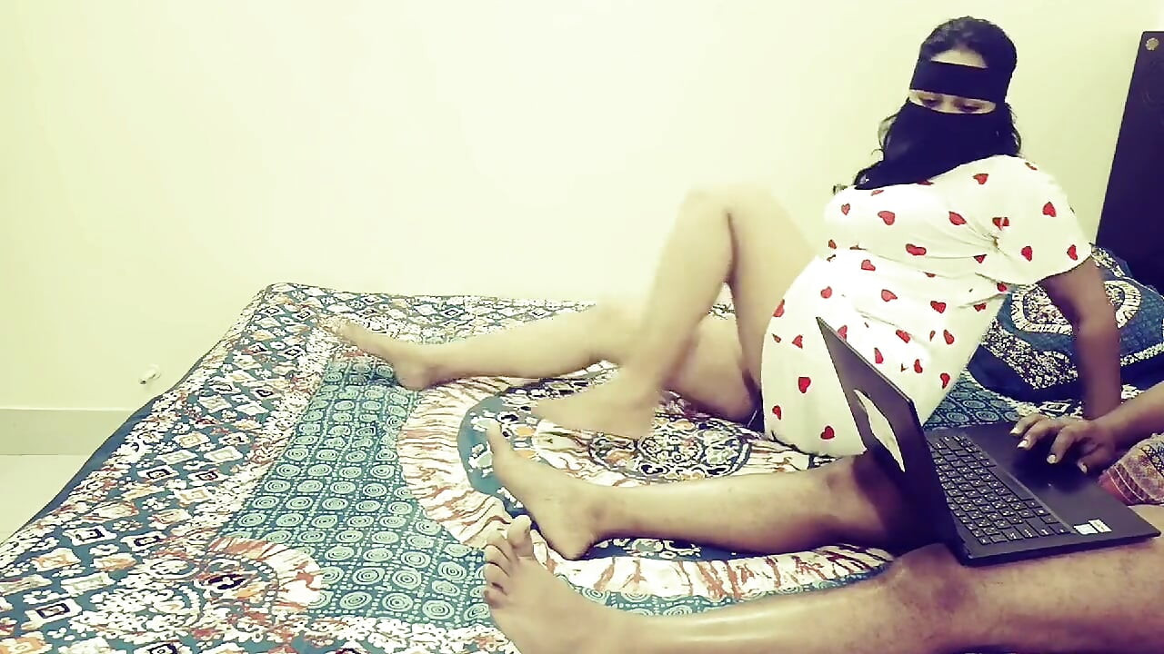 Stiefzus Deelt Bed Met Indische Oudere Broer Alleen Thuis.