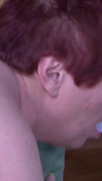 Un potente momento da "Giovane ragazzo ama la donna grassa anziana e fa sesso osceno con lei!"