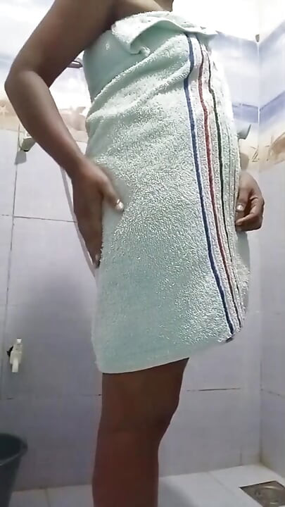 Šri lankanska studentkinja se kupa