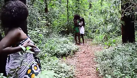 Черная лесбиянка с большими натуральными сиськами использует свой язык, чтобы заставить подругу сквиртовать